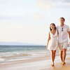 Couple marchant pieds nus sur plage symbolisant intimité apaisée