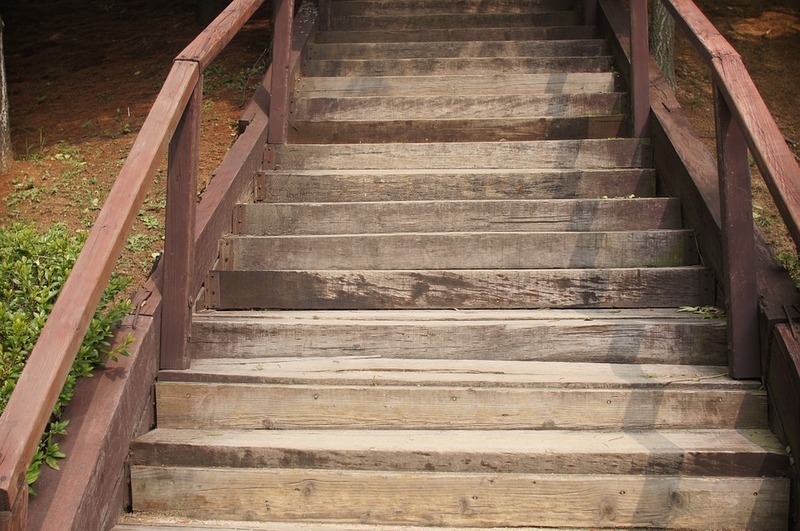 Escalier extérieur en bois 