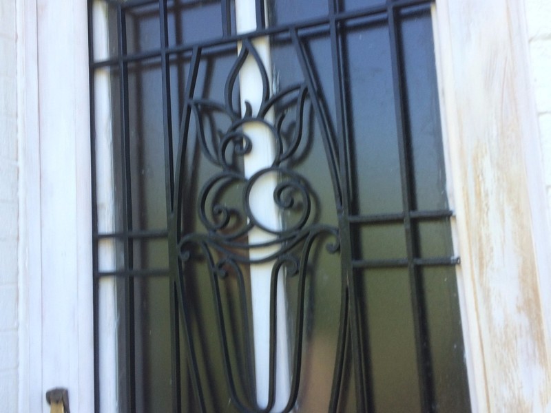 Fenêtre avec grille 