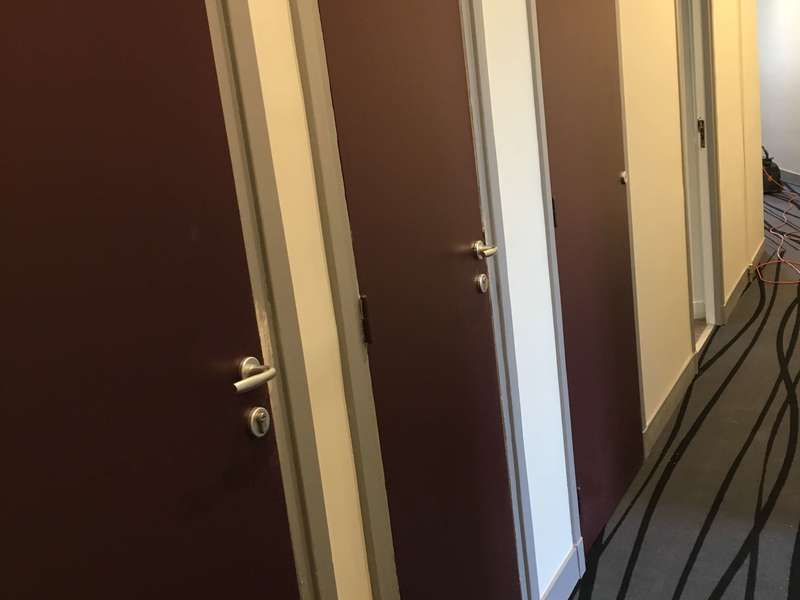 Porte hôtel en bois 