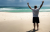 personne apaisée avec des éléments de bien-être comme des plantes et une lumière douce