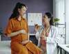 couple souriant devant un test de grossesse positif