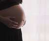couple stressé devant un calendrier de traitement de fertilité