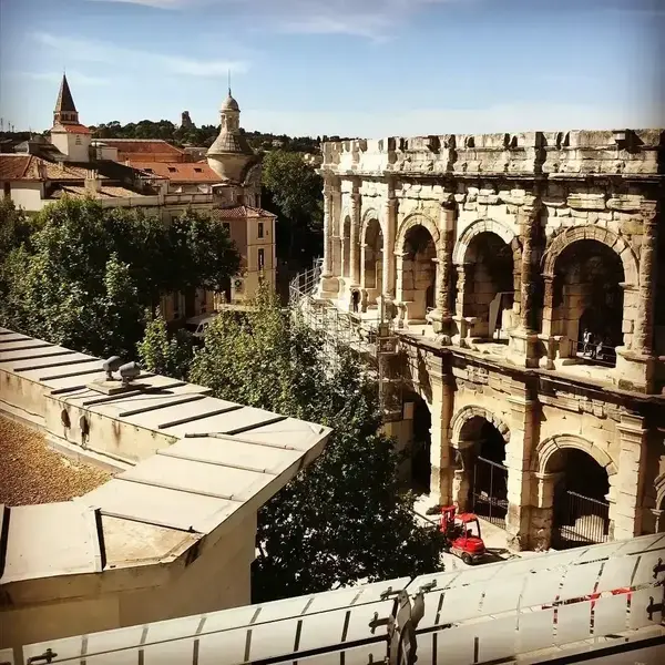 Investir dans la location courte durée à Nîmes : saisonnalité, tourisme et rentabilité réelle