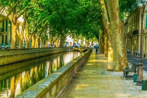 Location vacances à Nîmes en direct : pourquoi réserver sans passer par une plateforme ?