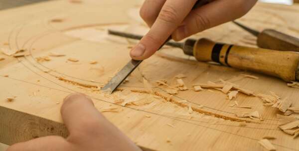 Le Guide Complet : 7 erreurs qui ruinent un parquet ancien (et le débat du "Faire soi-même")