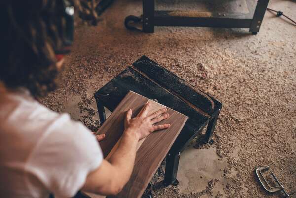 Poncer son parquet soi-même : bonne idée ou fausse économie ?