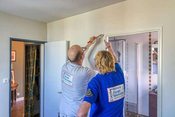 Rénovation murale : Faut-il choisir un revêtement intissé ou une peinture lisse ?