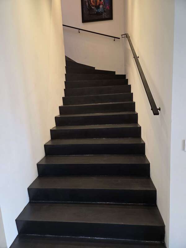 Réalisation : Métamorphose d’un escalier en béton ciré noir Dunkerque Malo-les-Bains