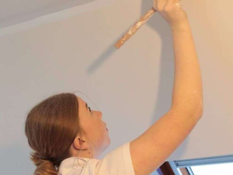 femme peignant un plafond