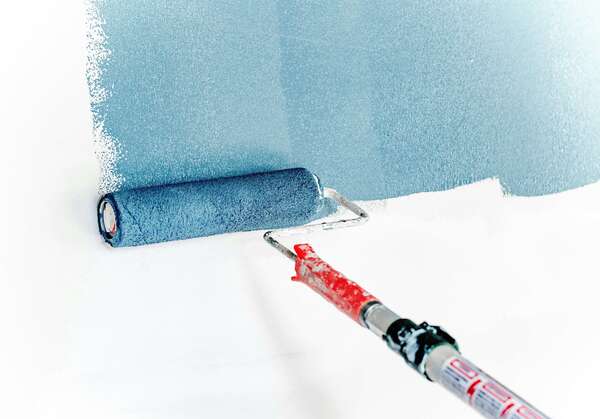 Comment peindre un plafond en couleur pour agrandir visuellement une pièce ?