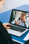 Femme détendue recevant un massage relaxant symbolisant un soin énergétique à distance