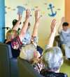 ancianos que levantan los brazos