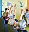 ancianos que levantan los brazos