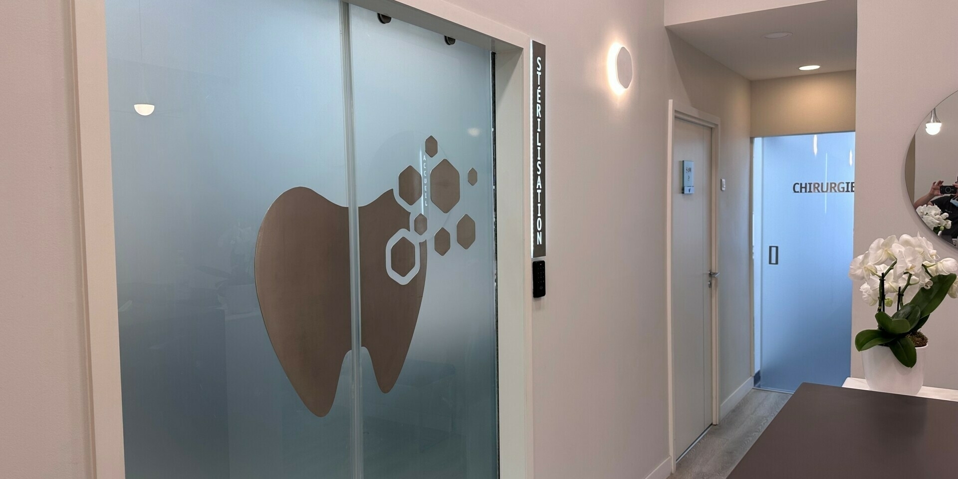 Cabinet dentaire Cannes, porte accueil