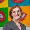 Portrait de Martine souriante fond neutre