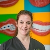 Portrait de Martine souriante fond neutre