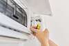 techniciens installant climatisation dans maison