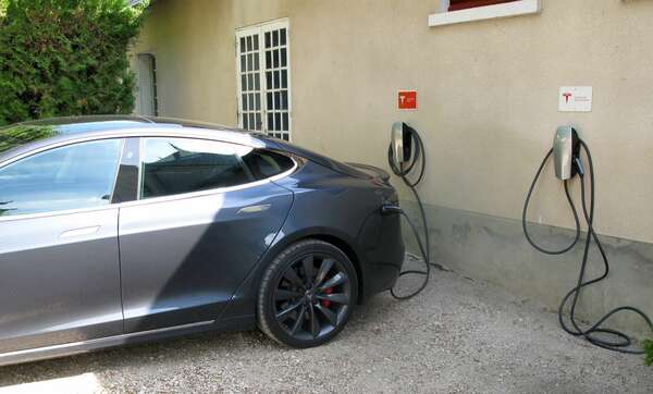 Une recharge électrique contre un geste écolo