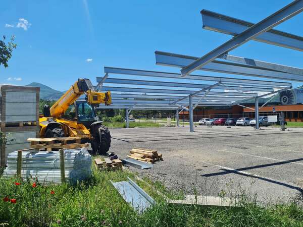 Montage de Carports Photovoltaïques sur l'aérodrome de Gap-Tallard