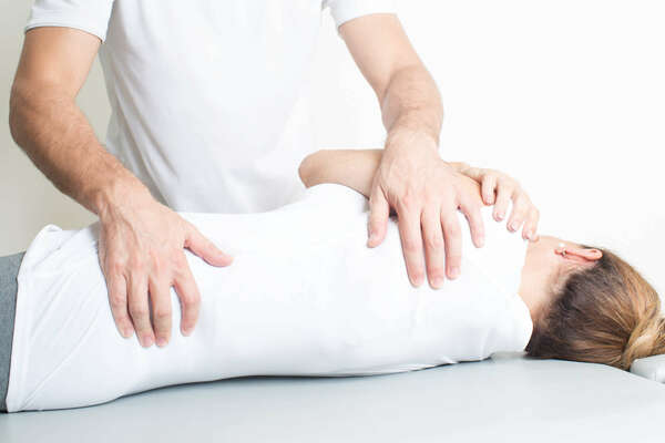 Comment soulager et prendre en charge le syndrome thoracolombaire au quotidien