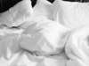 Les puces de lit se cachent dans la literie