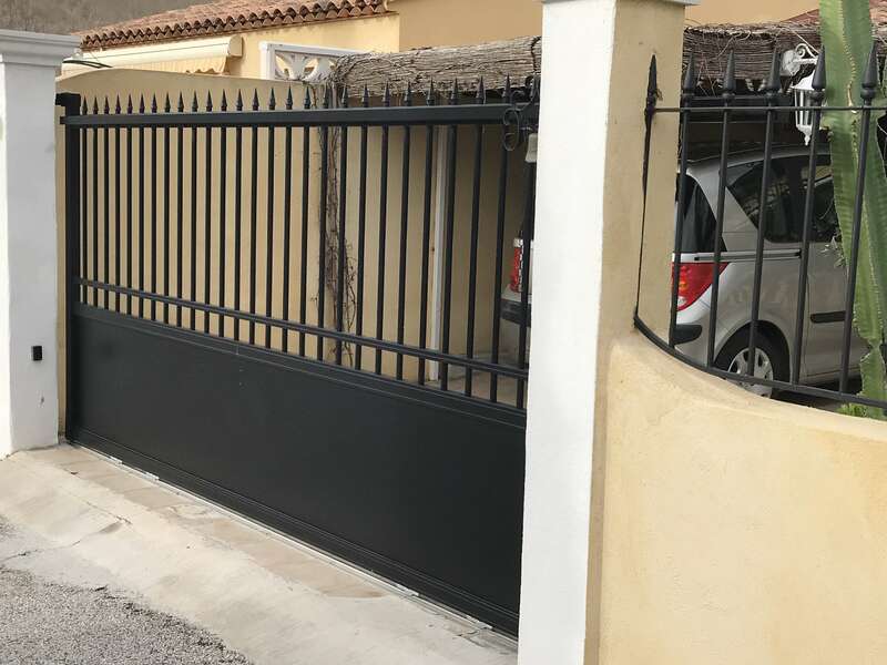 pose_portail-coulissant-aluminium_motorise