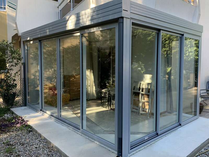 installation_veranda_en_aluminium_9006_toiture_plate_la_ciotat