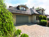 Maison contemporaine avec garage gris et allée pavée