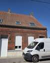 Porte bois foncé avec serrure et plusieurs loquets de sécurité