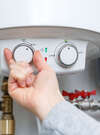 Thermostat réglé sur chauffe-eau électrique mural moderne