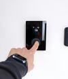 smartphone contrôlant thermostat connecté pour gestion chauffage intelligente