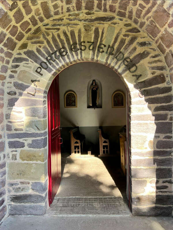 La porte est en dedans