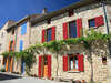 Maisons en pierre colorées illustrant clé automobile Charente
