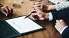 Main pointant document pour divorce consentement mutuel