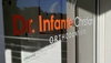 Entrée du cabinet d'orthodontie du Dr Christian Infante, Guadeloupe