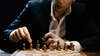Homme jouant aux échecs soulignant une attention continue