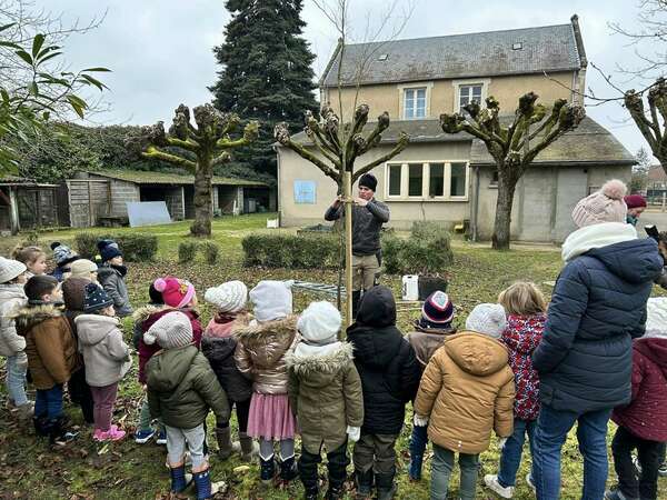 UN ARBRE UNE ECOLE - UNEP