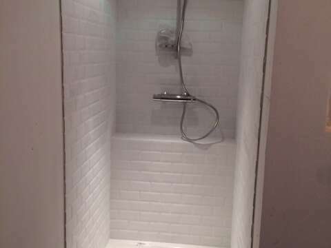 r_alisation_d_une_douche_en_carrelage_style_metro20220927-1345931-1fcboy3