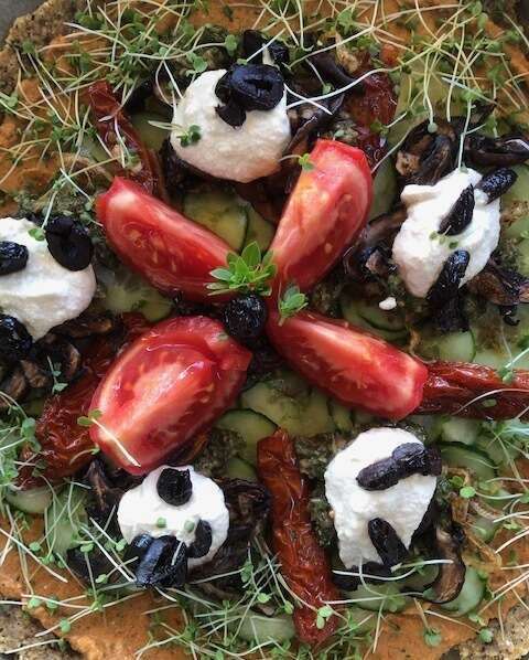 Pizza crue délicieuse sans farine et sans produits laitiers