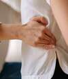 Praticienne shiatsu appliquant pressions pour bien-être féminin