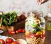 Salade multilayers avec graines de courge saupoudrées nutrition