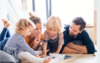 famille harmonieuse partageant un moment de connexion