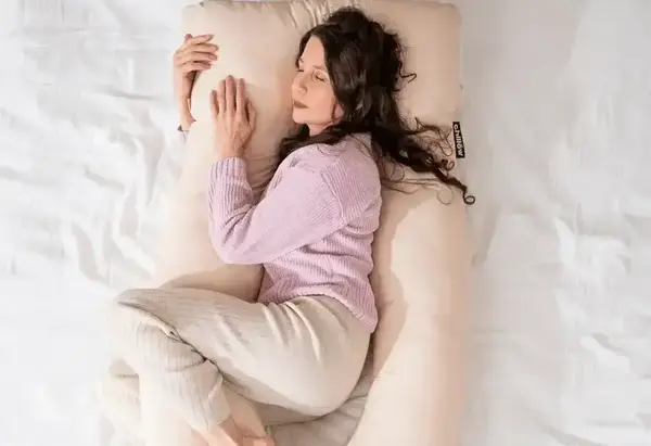 Position de sommeil et douleurs de dos : l’impact sur votre colonne vertébrale