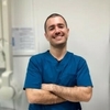 Portrait professionnel du Dr Jorge Perez sourire cordial