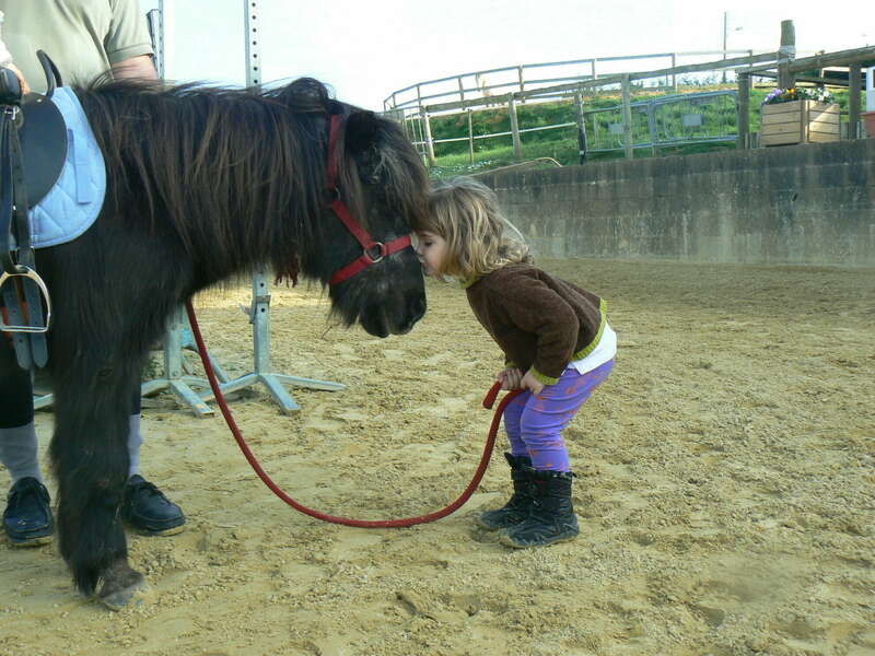 zoe_embrassant_un_poney