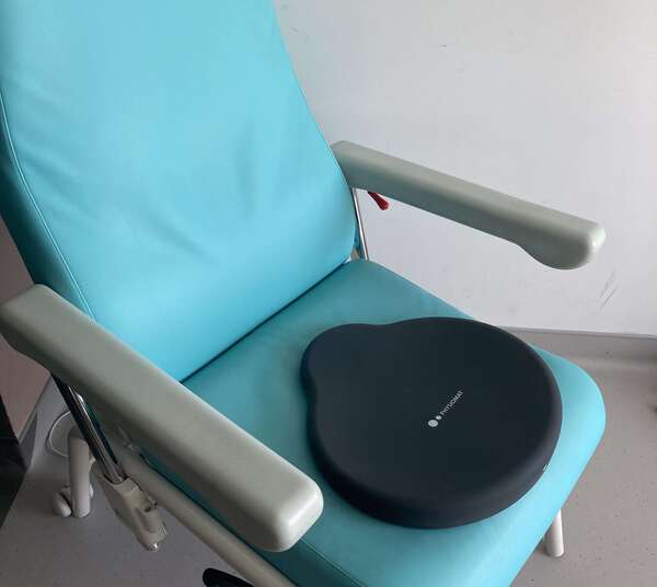 Douleur assise après accouchement : comment s’installer pour soulager le périnée et le coccyx