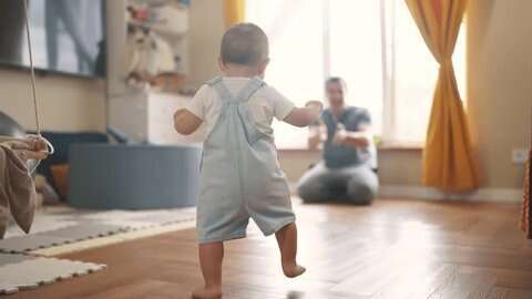 Bébé ne se met pas debout : faut-il l'aider à se lever ou à marcher ?