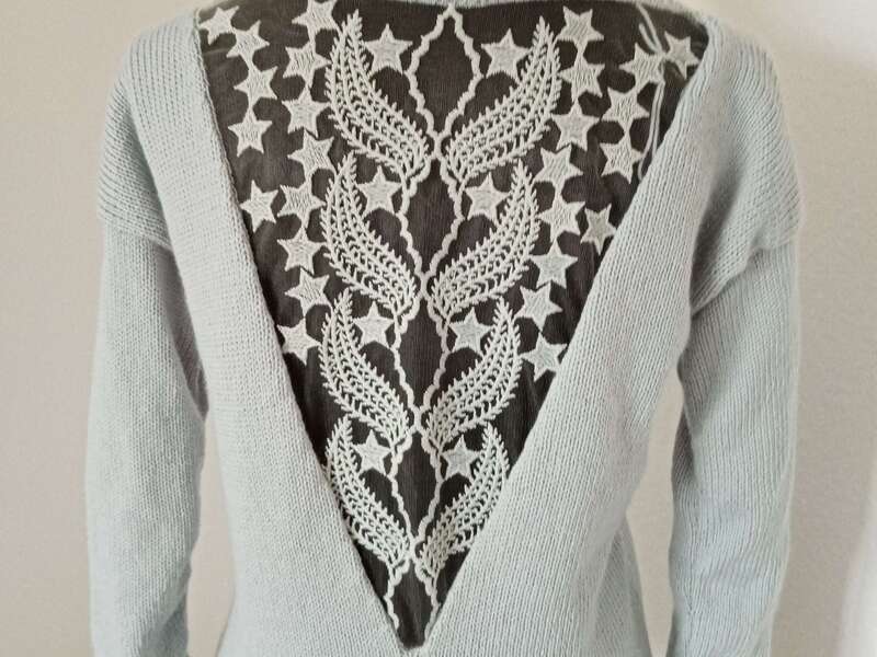 Pull tricoté dos en dentelle