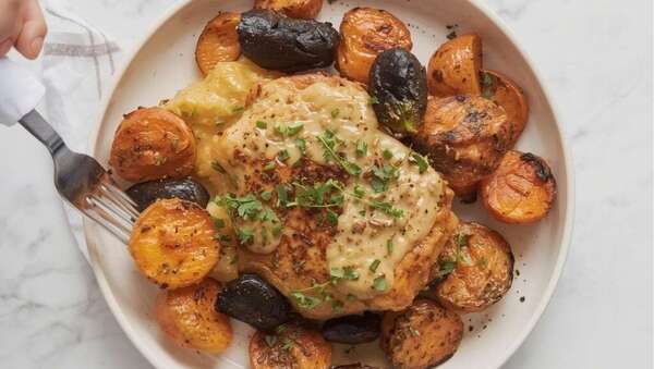 Blanc de poulet rôti aux légumes racines rôtis, sauce aux herbes 